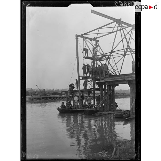 Soissons (Aisne). Construction d'un pont sur l'Aisne. Mise en place d'un pilotis, 3e phase. [légende d'origine]