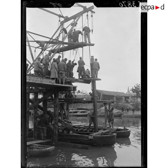 Soissons (Aisne). Construction d'un pont sur l'Aisne. Mise en place d'un pilotis, 4e phase. [légende d'origine]