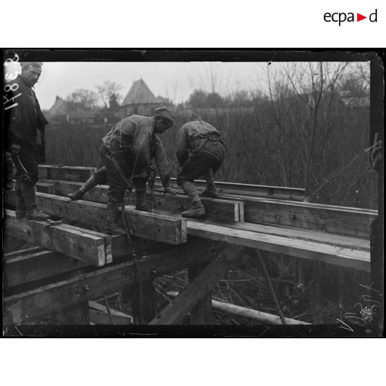 Soissons (Aisne). Construction d'un pont sur l'Aisne. Le perçage des traverses. [légende d'origine]