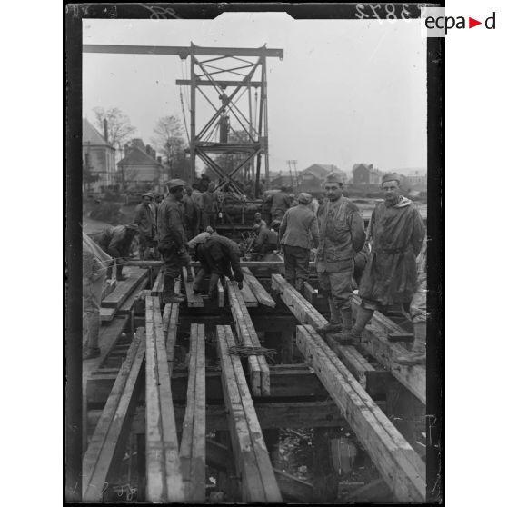 Soissons (Aisne). Construction d'un pont sur l'Aisne. La mise en place des traverses. [légende d'origine]