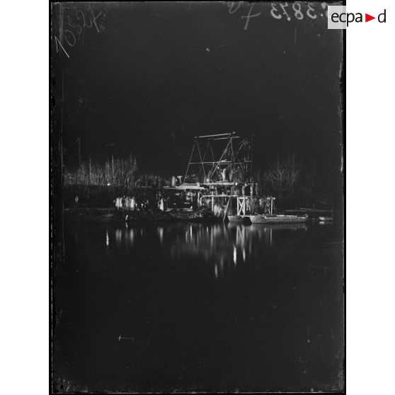 Soissons (Aisne). Construction d'un pont sur l'Aisne. Le travail de nuit à la lumière des projecteurs. [légende d'origine]