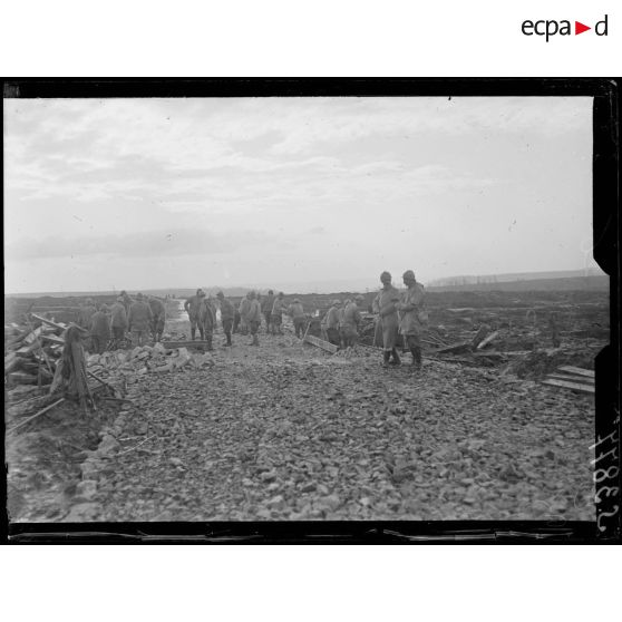 Entre Aizy et l'Ange Gardien (Aisne). Réfection de la route de Maubeuge. L'empierrement. [légende d'origine]