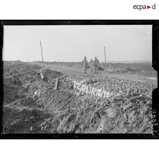 Entre Aizy et l'Ange Gardien (Aisne). Réfection de la route de Maubeuge. La chaussée empierrée près d'un trou d'obus. [légende d'origine]