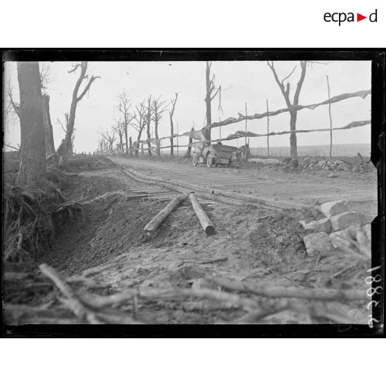 Entre Aizy et l'Ange Gardien (Aisne). Réfection de la route de Maubeuge. Le plaquage du bois de la route avant le rempierrage. [légende d'origine]