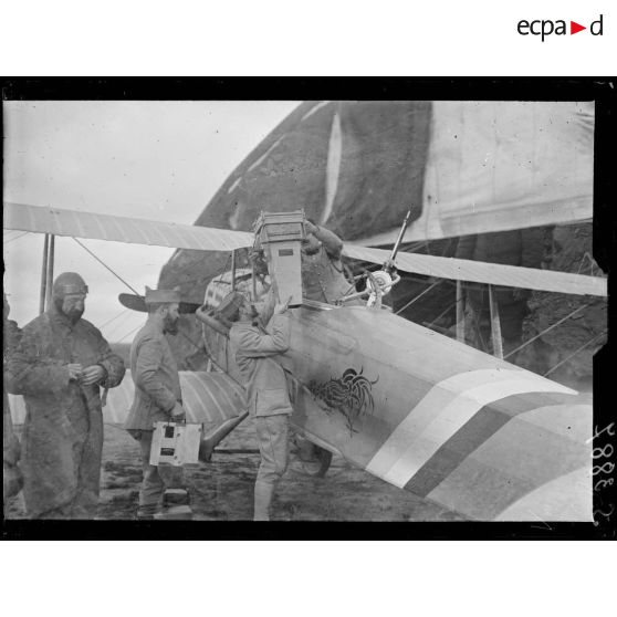 Saint-Amand, Aisne, camp d'aviation. La mise en place d'un appareil photographique sur un avion. Novembre 1917. [légende d'origine]