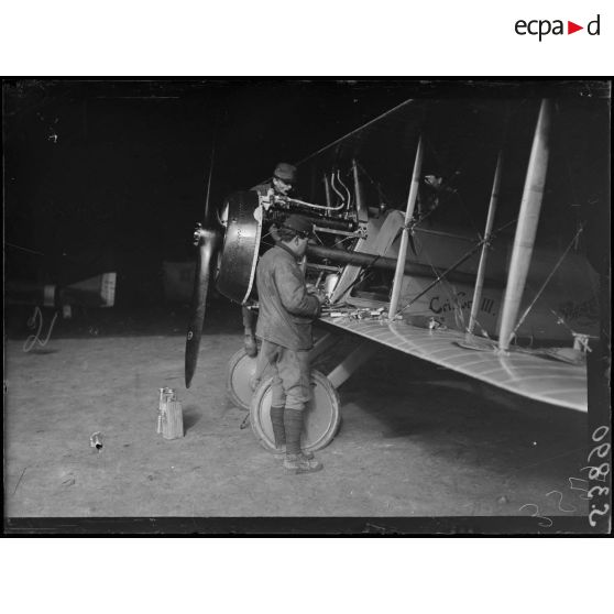 Saint-Amand (Aisne). Camp d'aviation. Réparation de nuit à un moteur d'avion. [légende d'origine]