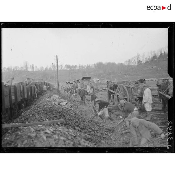 Vailly (Aisne). La gare d'arrivage des cailloux. [légende d'origine]