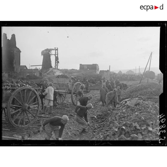 Vailly (Aisne). La gare d'arrivage des cailloux. Tombereaux chargés de cailloux sortant de la gare. [légende d'origine]