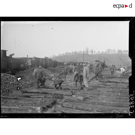 Vailly (Aisne). La gare d'arrivage des cailloux. Construction d'un quai de déchargement. [légende d'origine]