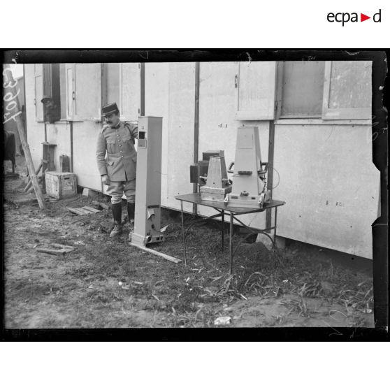 Saint-Amand (Aisne). Camp d'aviation. Appareils photographiques pour avions. [légende d'origine]