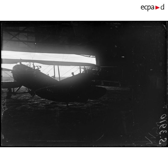 Saint-Amand (Aisne). Camp d'aviation. Avion dans son hangar. [légende d'origine]