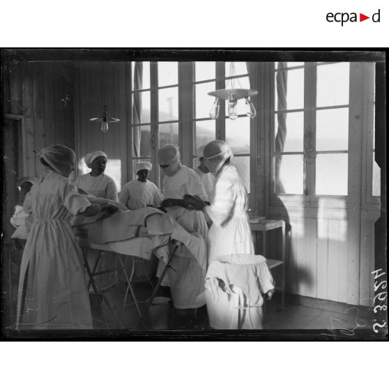 Villers-Cotterêts (Aisne). Scottish Women's Hospital. La salle d'opérations. [légende d'origine]