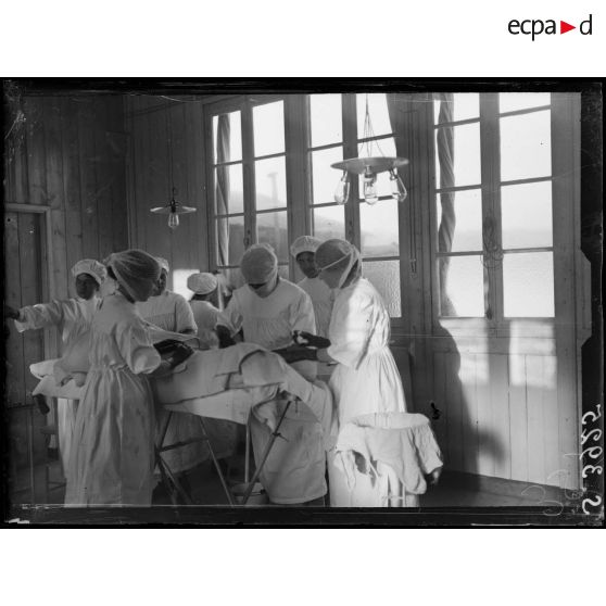 Villers-Cotterêts (Aisne). Scottish Women's Hospital. La salle d'opérations. [légende d'origine]