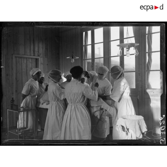 Villers-Cotterêts (Aisne). Scottish Women's Hospital. La salle d'opérations. [légende d'origine]