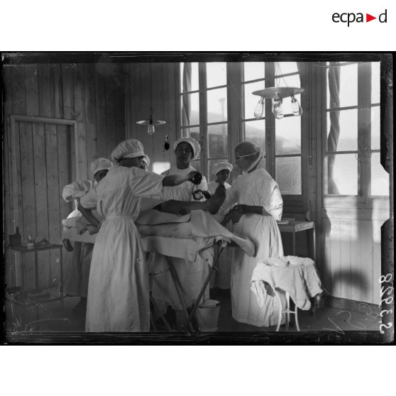 Villers-Cotterêts (Aisne). Scottish Women's Hospital. La salle d'opérations. [légende d'origine]