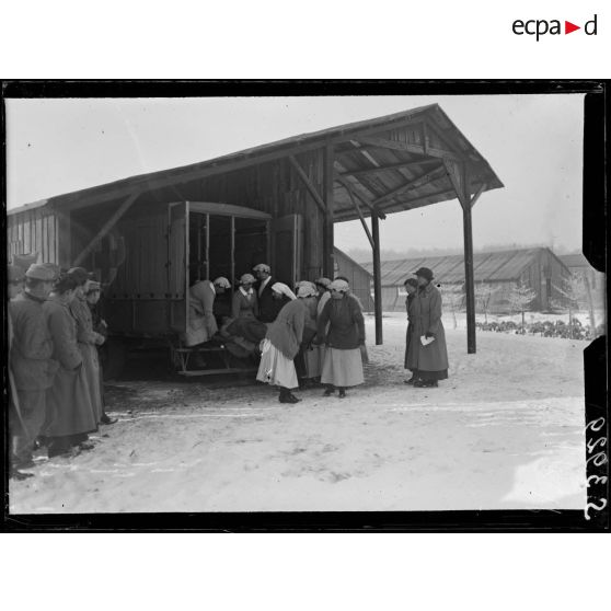 Villers-Cotterêts (Aisne). Scottish Women's Hospital. Arrivée de blessés. [légende d'origine]