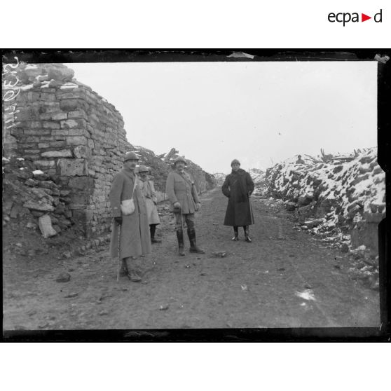 Craonne (Aisne). Un prince siamois et un colonel chinois visitant les ruines. [légende d'origine]