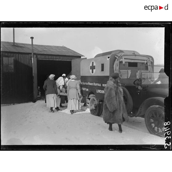 Villers-Cotterêts (Aisne). Scottish Women's Hospital. La voiture de radiographie. [légende d'origine]