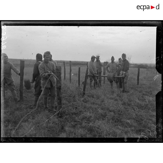 Près du moulin de Laffaux (Aisne). Pose de réseaux de fils de fer. [légende d'origine]