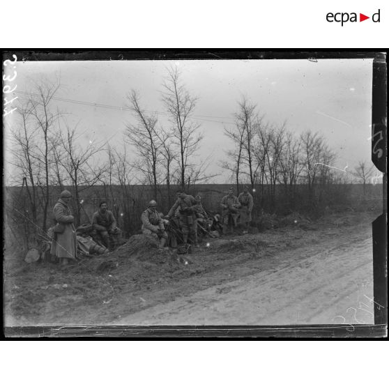 Près du moulin de Laffaux (Aisne). Soldats faisant halte sur la route de Maubeuge. [légende d'origine]