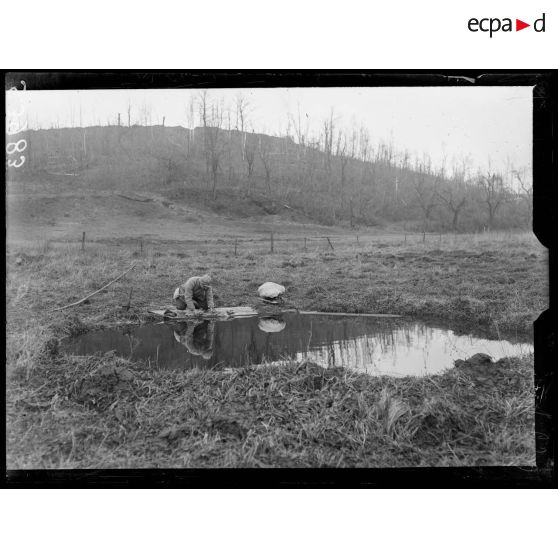 Bois de Fruty (Aisne). La lessive dans un trou d'obus rempli d'eau. [légende d'origine]