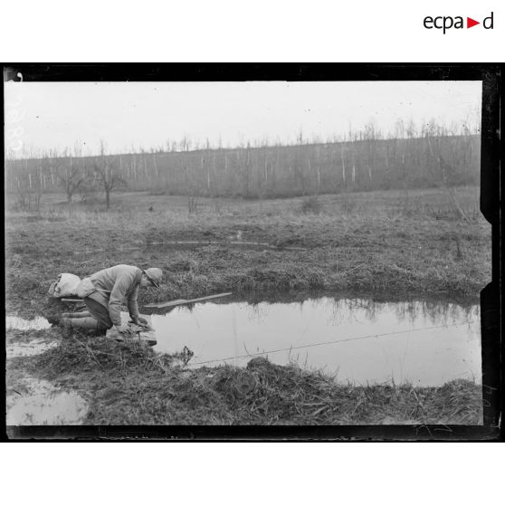 Bois de Fruty (Aisne). La lessive dans un trou d'obus rempli d'eau. [légende d'origine]