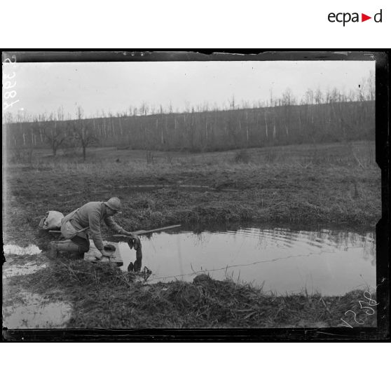 Bois de Fruty (Aisne). La lessive dans un trou d'obus rempli d'eau. [légende d'origine]