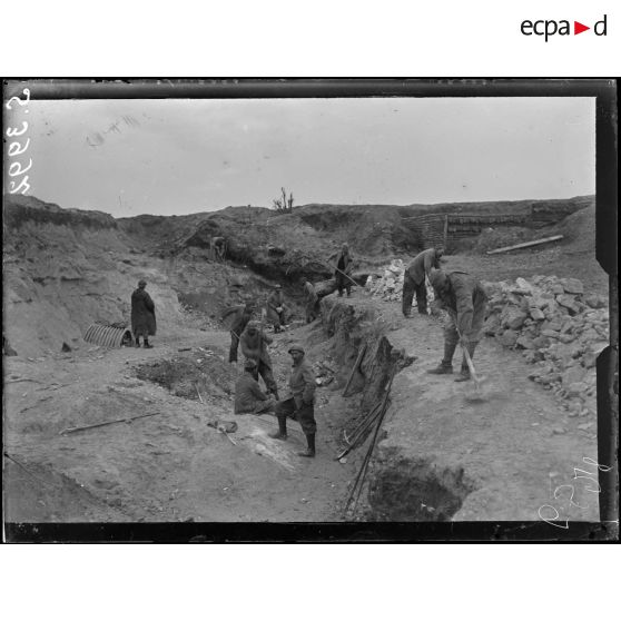 Carrières de Fruty (Aisne). Extraction de la pierre pour les routes. [légende d'origine]