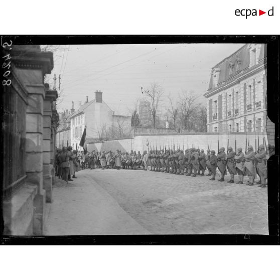 Soissons. La sortie des drapeaux du 410ème d'infanterie. Les troupes rendent les honneurs. [légende d'origine]