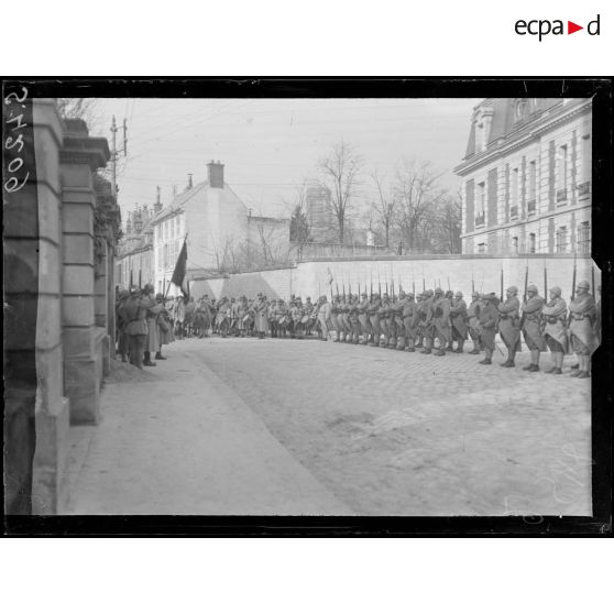 Soissons. La sortie des drapeaux du 410ème d'infanterie. Les troupes rendent les honneurs. [légende d'origine]