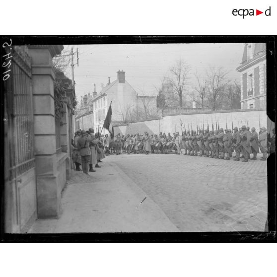 Soissons. La sortie des drapeaux du 410ème d'infanterie. Les troupes rendent les honneurs. [légende d'origine]