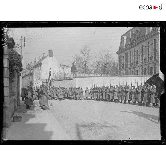 Soissons. La sortie des drapeaux du 410ème d'infanterie. Les troupes rendent les honneurs. [légende d'origine]