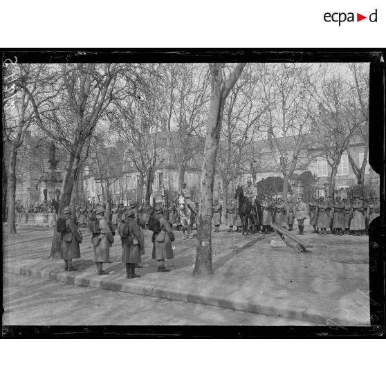 Soissons. La sortie des drapeaux du 410ème d'infanterie. Les troupes rendent les honneurs. [légende d'origine]