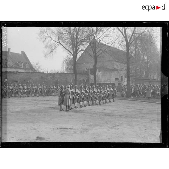 Soissons. Revue du 410ème d'infanterie et remise de décorations. [légende d'origine]