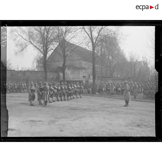 Soissons. Revue du 410ème d'infanterie et remise de décorations. [légende d'origine]