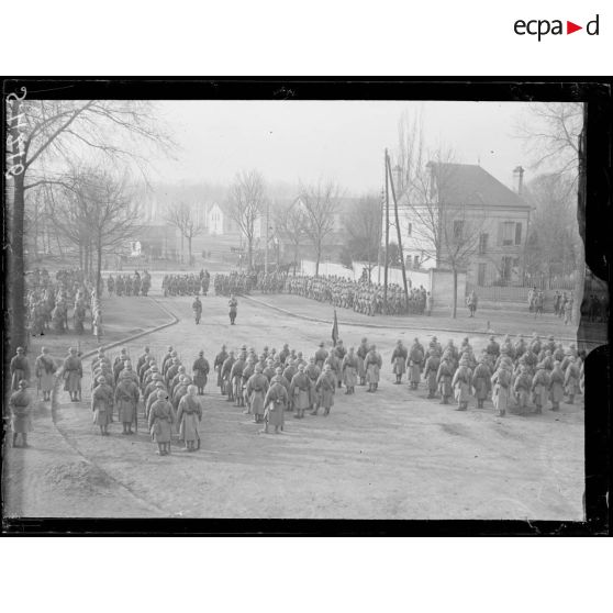 Soissons. Revue du 410ème d'infanterie et remise de décorations. [légende d'origine]