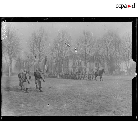 Soissons (Aisne). Après la revue du 410ème d'infanterie, défilé devant un drapeau. [légende d'origine]