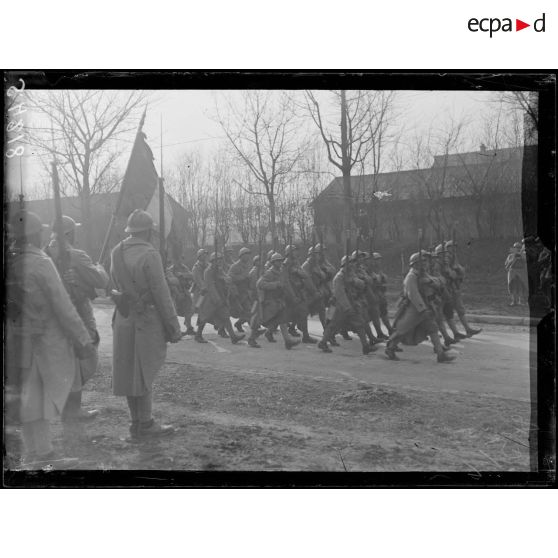 Soissons (Aisne). Après la revue du 410ème d'infanterie, défilé devant un drapeau. [légende d'origine]