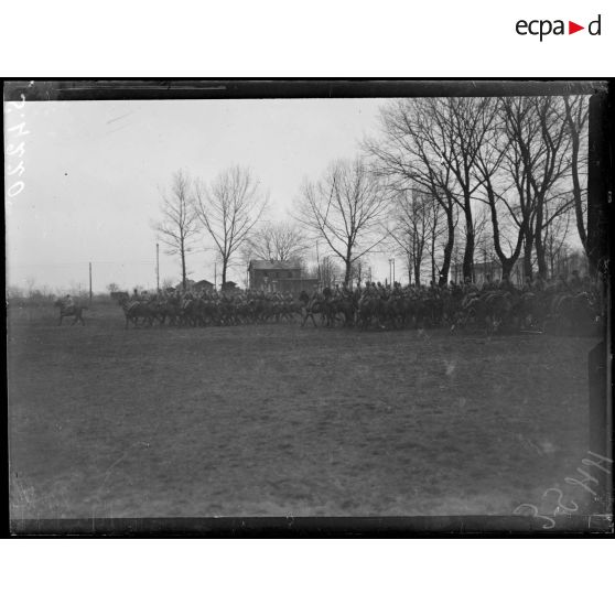 Soissons. Le 2ème chasseurs à cheval est passé en revue par son colonel. [légende d'origine]