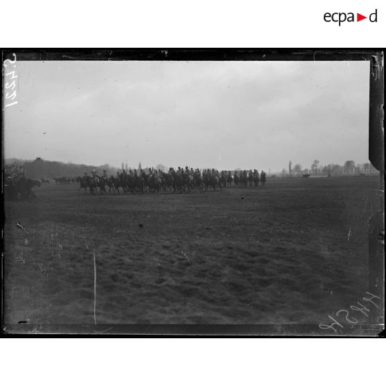 Soissons. Le 2ème chasseurs à cheval est passé en revue par son colonel. Le défilé. [légende d'origine]