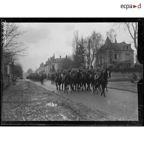 Soissons. Après la revue, le 2e chasseurs à cheval défile en ville. [légende d'origine]