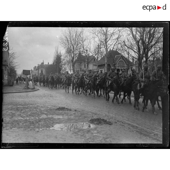 Soissons. Après la revue, le 2e chasseurs à cheval défile en ville. [légende d'origine]