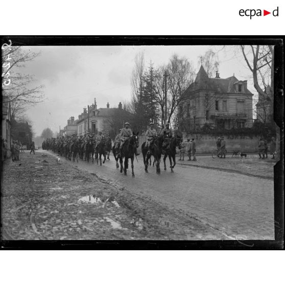 Soissons. Après la revue, le 2e chasseurs à cheval défile en ville. [légende d'origine]