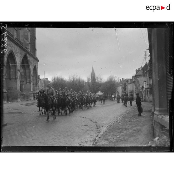 Soissons. Après la revue, le 2e chasseurs à cheval défile en ville. [légende d'origine]