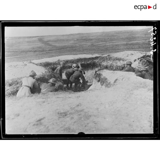 Serches (Aisne). Batterie de crapouillots américains. Au moment du tir. [légende d'origine]