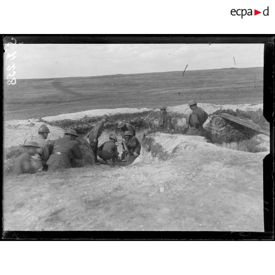 Serches (Aisne). Batterie de crapouillots américains. Le chargement. [légende d'origine]