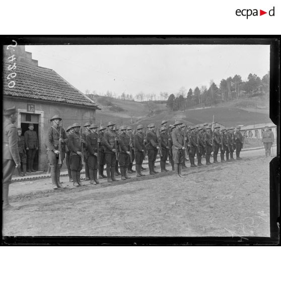 Serches (Aisne). Troupes américaines. Le maniement d'armes. [légende d'origine]