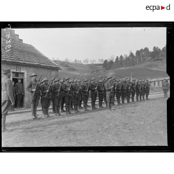 Serches (Aisne). Troupes américaines. Le maniement d'armes. [légende d'origine]