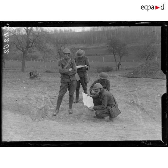 Serches (Aisne). Troupes américaines. Soldats lisant les journaux. [légende d'origine]