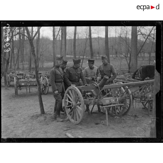 Serches (Aisne). Troupes américaines. Le parc des crapouillots. [légende d'origine]